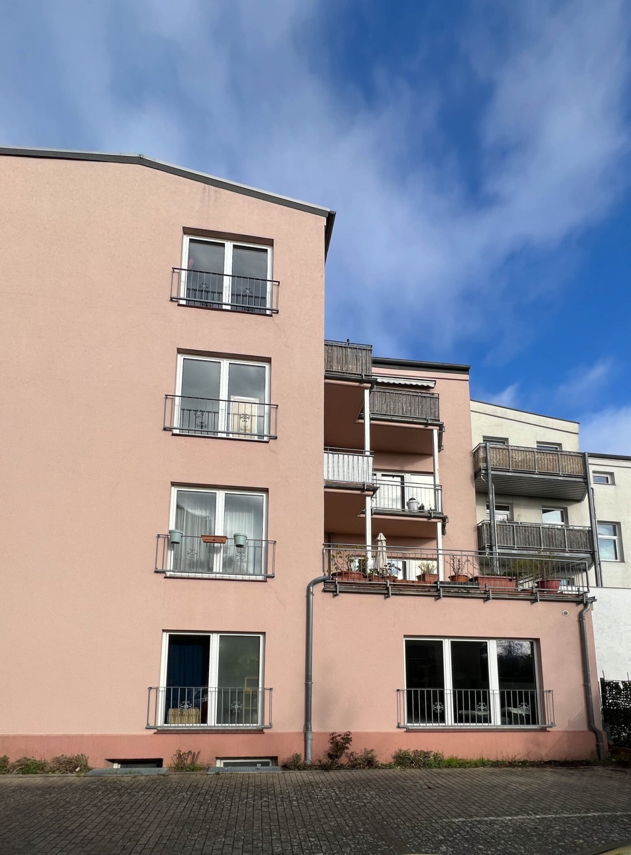 Blick vom Stellplatz zum Balkon Blick vom Stellplatz zum Balkon