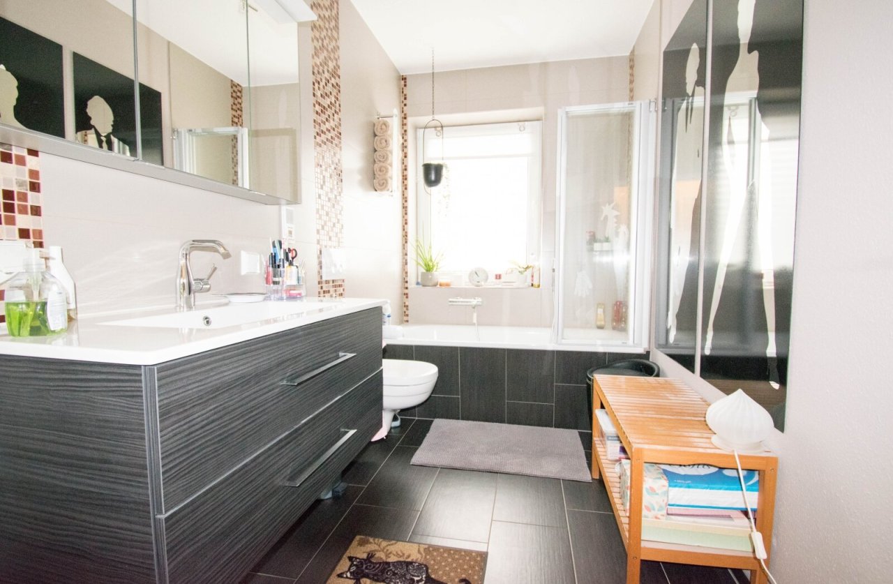 Badezimmer mit Badewanne Badezimmer mit Badewanne