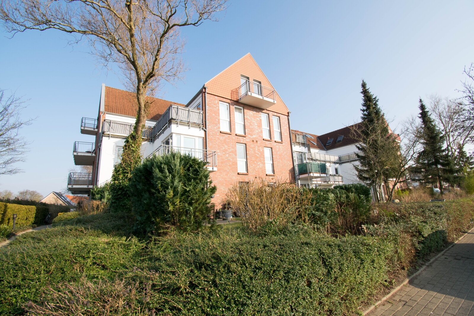 Blick von der Straße zum Balkon 