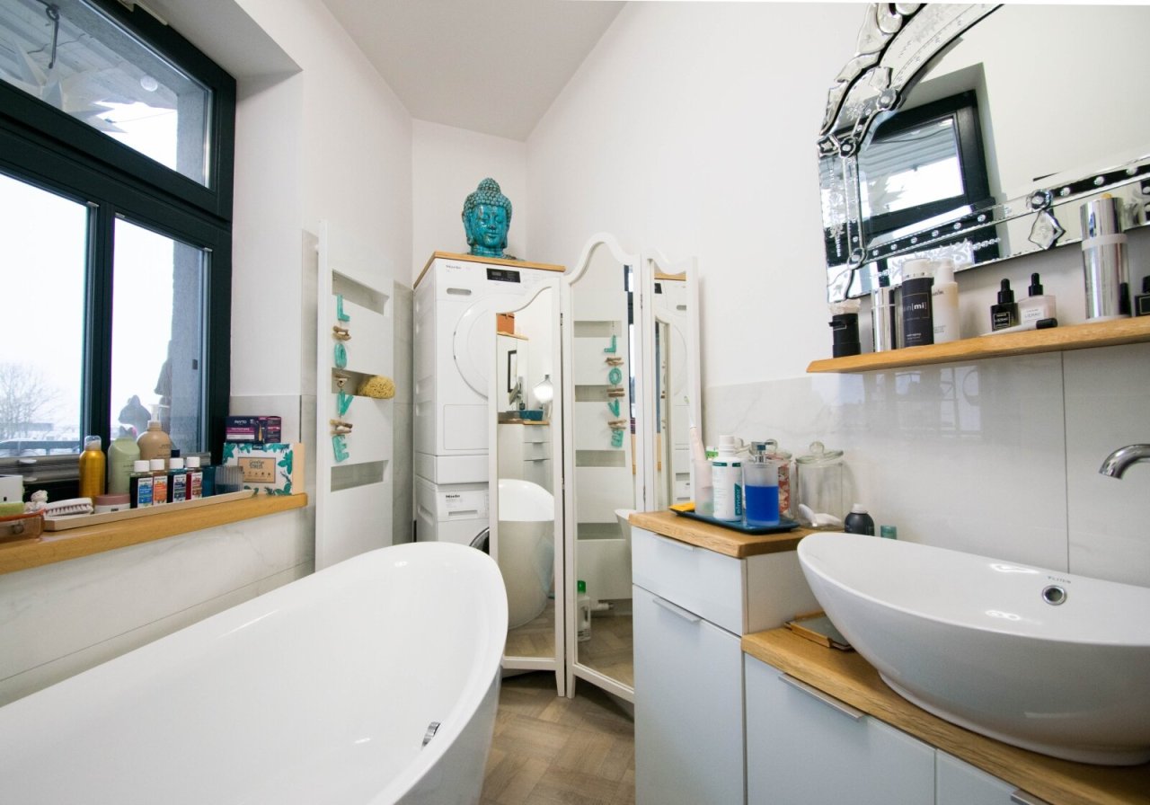 Badezimmer mit freistehender Badewanne Badezimmer mit freistehender Badewanne