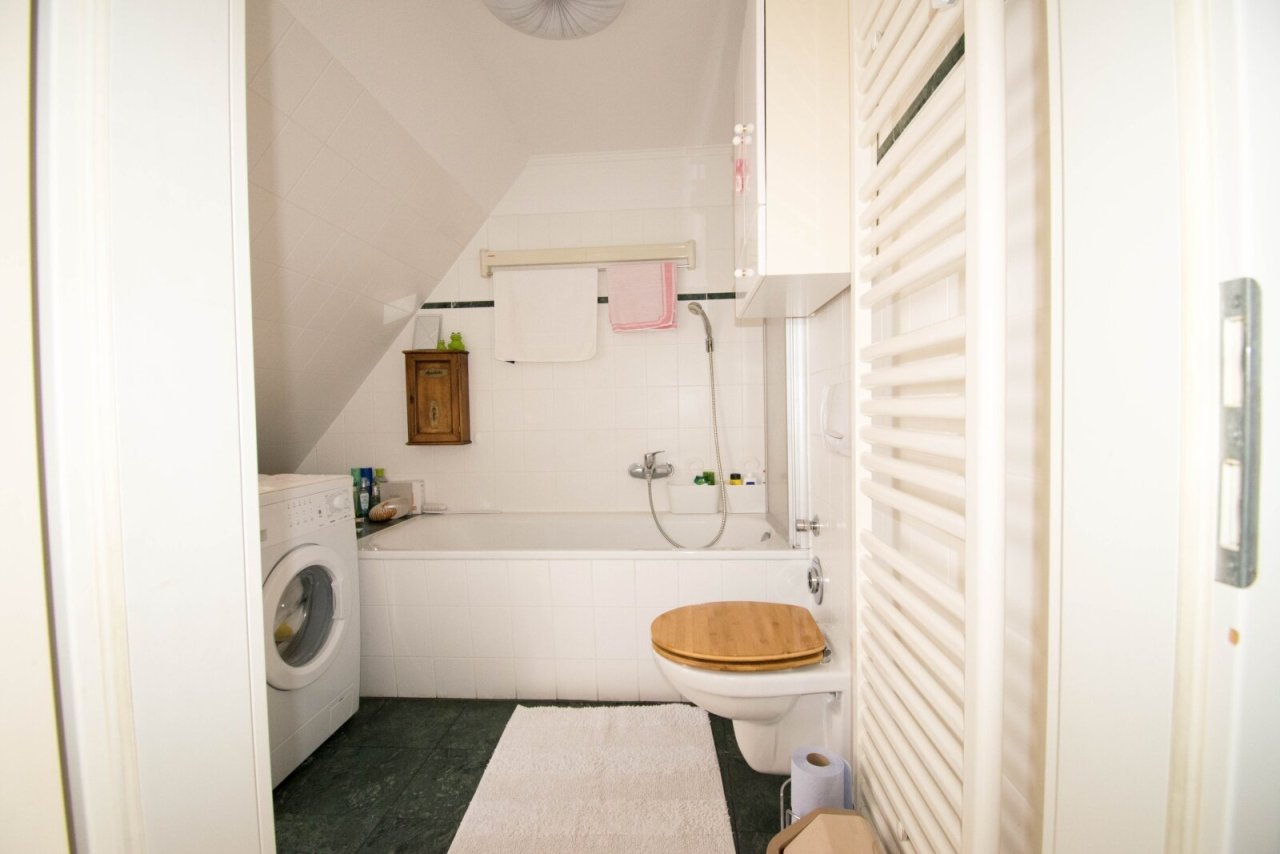 Badezimmer mit Wanne und Fenster