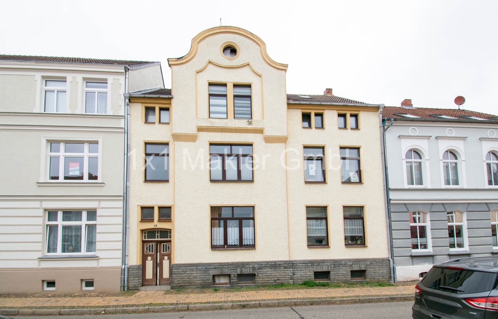Parchim: Mehrfamilienhaus mit 3 Garagen in Parchim  Parchim: Mehrfamilienhaus mit 3 Garagen in Parchim
